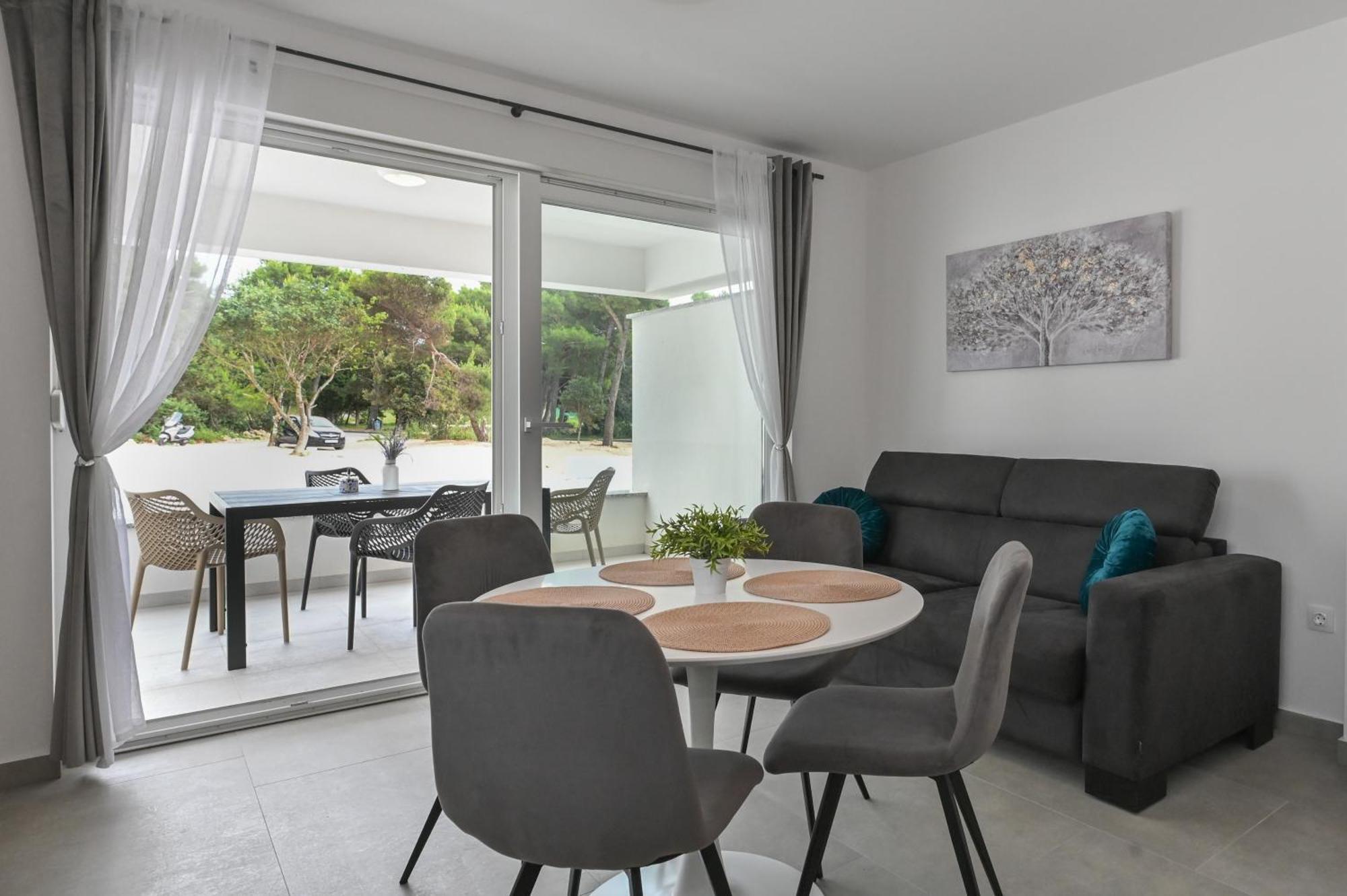 Break With Pool Apartment Novalja