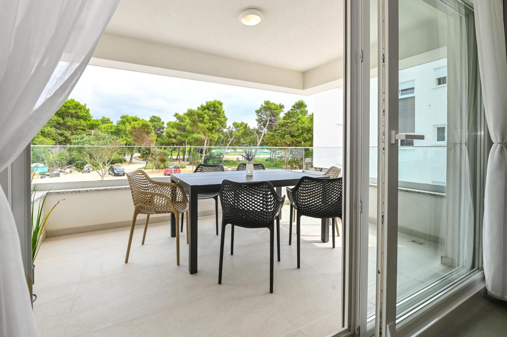 Break With Pool Apartment Novalja